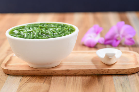 lod chong, a traditional thai dessert in coconut milk