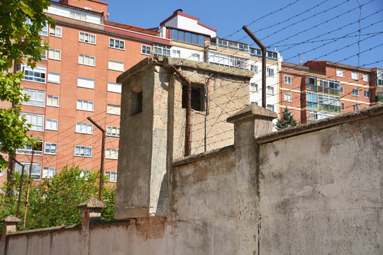caseta de vigilancia en los muros de una prisión