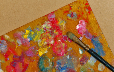 Obraz premium Brush lying on the colorful palette of colors.