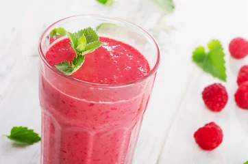 Photo sur Plexiglas Milk-shake Fresh Raspberry smoothie for breakfast on  white table.