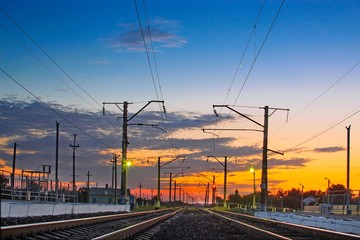 Fototapeta na wymiar Железнодорожные пути на закате