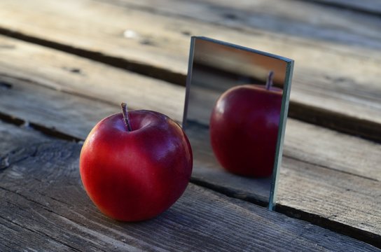 Apple is reflected in the mirror