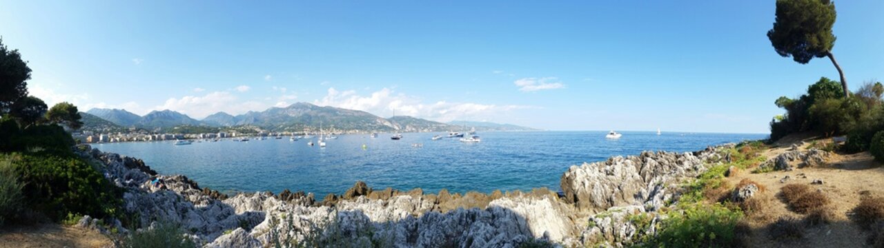 Vue panoramique d'un paysage du littoral sur la C&ocirc;te d'Azur