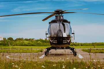 Wandaufkleber Der Helikopter auf dem Flugplatz © malexeum
