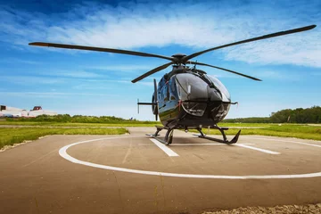 Abwaschbare Fototapete Hubschrauber Der Helikopter auf dem Flugplatz