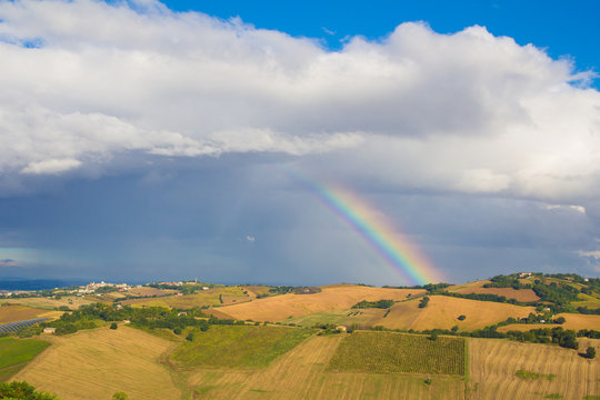 Paesaggio agricolo nella regione marche con arcobaleno