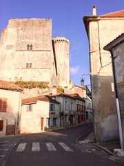Fototapeta na wymiar centre village et chateau de bourdeilles