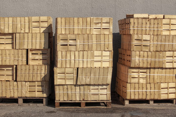 Palettes et cagettes en bois
Palettes et cagettes en bois stockées - France.