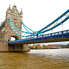 Fototapeta na wymiar london tower in england old bridge and the cloudy sky