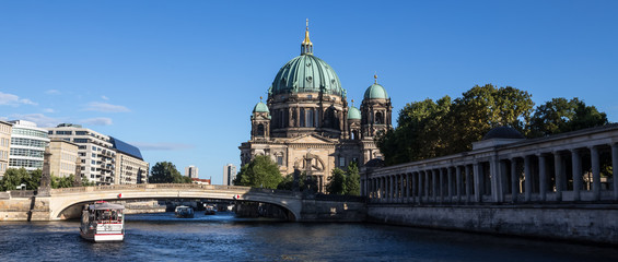 Fototapeta premium berlin spree and berliner cathedral