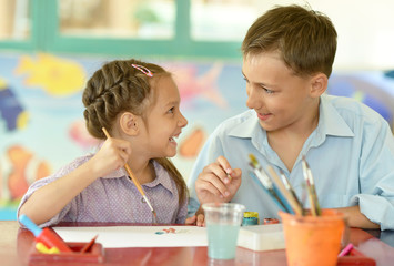 Obraz premium Little girl with boy drawing