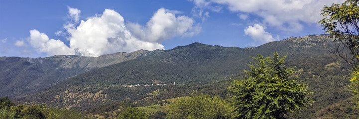 Mezzomonte e la sua vegetazione rigogliosa