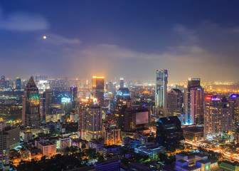 Obraz premium Bangkok Cityscape, dzielnica biznesowa z wyższym budynkiem w noc pełni księżyca, Bangkok, Tajlandia