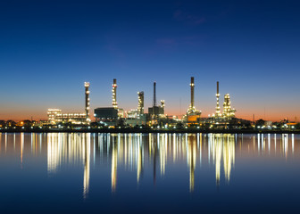 Obraz na płótnie Canvas Oil refinery along Chao Phraya river at dusk Bangkok, Thailand