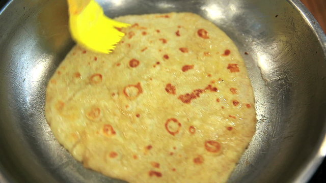 Cook cooking pita bread in a skillet.