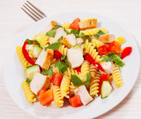pasta salad with chicken and vegetables
