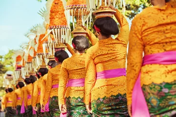 Papier Peint photo Lavable Indonésie Procession de belles femmes balinaises en costumes traditionnels - sarong, porter l& 39 offrande sur les têtes pour la cérémonie hindoue. Festival des arts, culture de l& 39 île de Bali et des gens de l& 39 Indonésie, fond de voyage asiatique