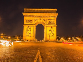 Fototapeta na wymiar L'arc de triomphe nocturne, Paris, France