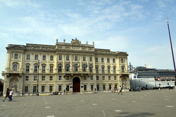 Fototapeta premium Fachada del edificio LLoyd Triestino en la plaza de la Unidad de Italia. Trieste . Italia