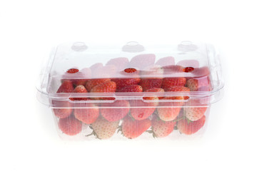 Obraz na płótnie Canvas red ripe strawberry in plastic box of packaging, isolated