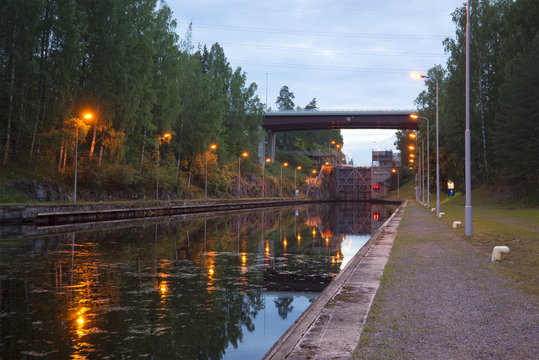 Шлюз на Сайменском канале белой ночью. Финляндия