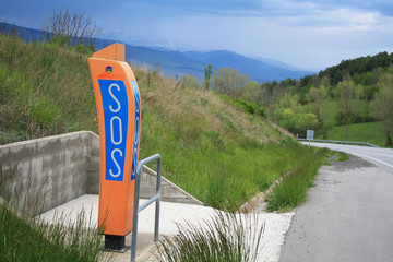 аварийный телефон SOS на дороге в горах 