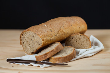 Pagnotta di pane fatto in casa tagliato a fette su un tavolo di legno