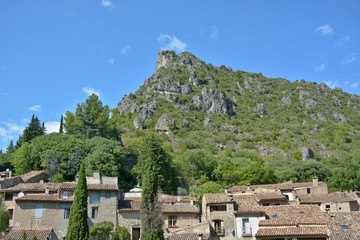 Village de saint Guilhem le désert et les ruines du géant