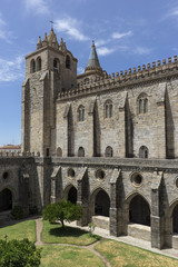 Fototapeta na wymiar Catedral de la ciudad de Évora en Portugal