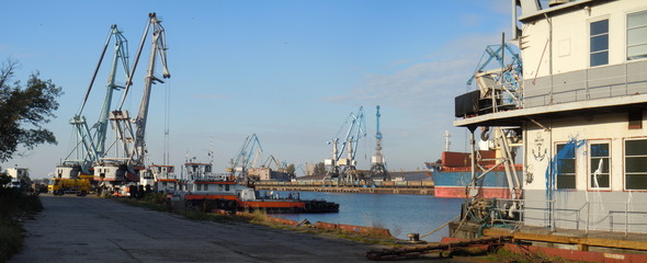 Harbor and floating workshop 