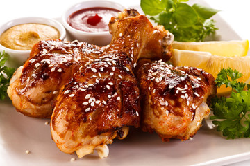 Grilled chicken drumsticks and vegetables 