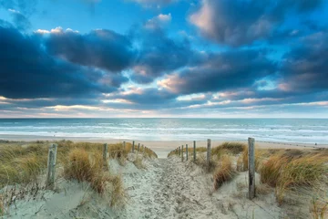 Photo sur Plexiglas Mer du Nord, Pays-Bas chemin vers la plage de la mer du Nord au coucher du soleil