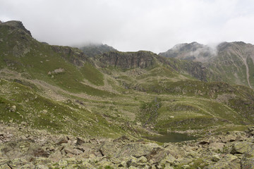 Lac du Furglersee au milieu des rochers