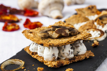 Oat-wholegrain crackers with cream cheese and mushrooms