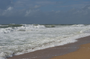 Fototapeta na wymiar The Atlantic coast during high tide..