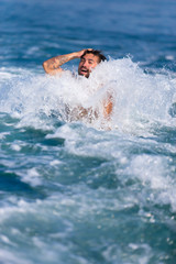 Mann wird im Wasser vom Boot gezogen