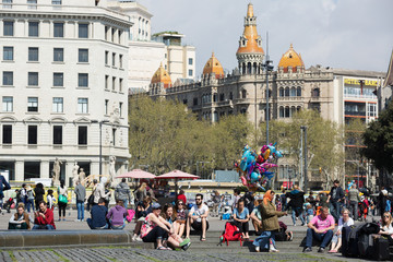 Naklejka premium People in Catalonia Square in sunny day