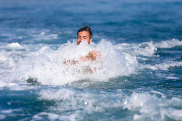 Mann wird im Wasser vom Boot gezogen