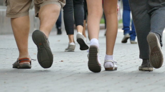 City people summer  slow motion. Feet of people.  Real shot at 100 FPS, по artifacts.