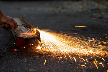 Mann arbeitet mit Schweißgerät