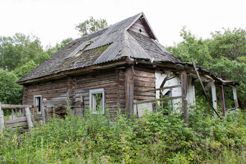 Fototapeta na wymiar Old abandoned house in the village