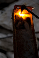 Junger Mann arbeitet mit Schweißgerät