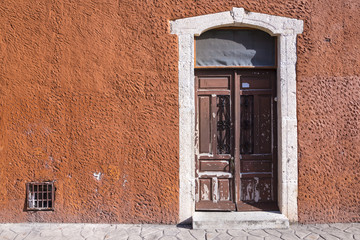 Fototapeta na wymiar Rustic colonial style entry door