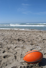 Obraz premium rugby ball on the beach