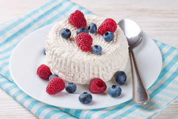 cottage cheese with berries