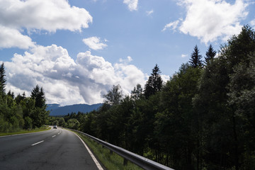 Straße durch einen Wald