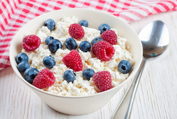cottage cheese with berries