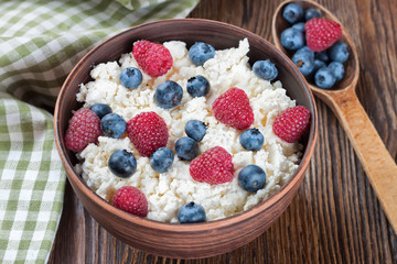 cottage cheese with berries