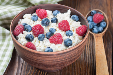 cottage cheese with berries