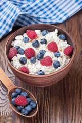 cottage cheese with berries